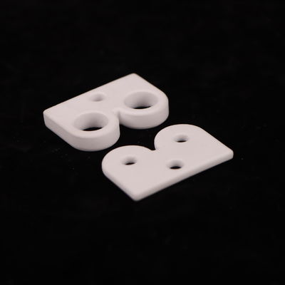 25-35 W/mK तापीय चालकता एल्यूमीनियम ऑक्साइड सिरेमिक कठोर और सफेद उत्पादों के लिए एकदम सही संयोजन