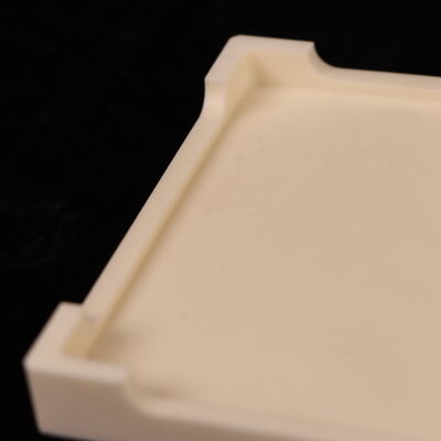 पोइसन अनुपात 025 एल्यूमीनियम ऑक्साइड सिरेमिक ट्रे जिसमें 18 से 20 केवी प्रति मिलीमीटर और 200 से 400 एमपीए तक की फ्लेक्सुरल ताकत के साथ डाइलेक्ट्रिक शक्ति है