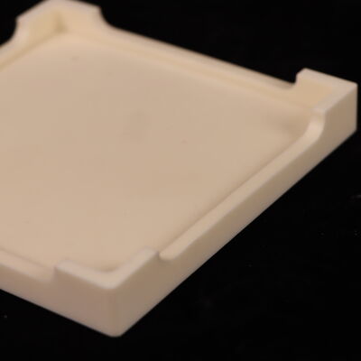 पोइसन अनुपात 025 एल्यूमीनियम ऑक्साइड सिरेमिक ट्रे जिसमें 18 से 20 केवी प्रति मिलीमीटर और 200 से 400 एमपीए तक की फ्लेक्सुरल ताकत के साथ डाइलेक्ट्रिक शक्ति है