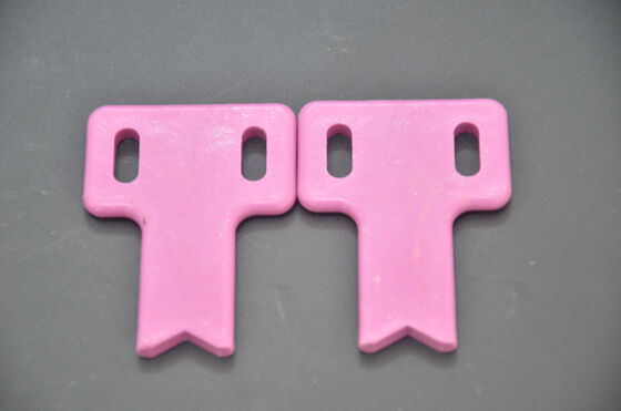 कठोरता 9 मोह्स एल्यूमीनियम ऑक्साइड सिरेमिक जो 1012 ओम सेमी से अधिक इन्सुलेशन प्रतिरोध और सटीक उपकरणों के लिए 3000 एमपीए से अधिक संपीड़न शक्ति प्रदान करता है