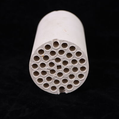 घनत्व 3.75 से 3.9 ग्राम प्रति घन सेंटीमीटर एल्यूमीनियम ऑक्साइड सिरेमिक संपीड़न शक्ति 3000 एमपीए से अधिक लचीलापन शक्ति 200 से 400 एमपीए