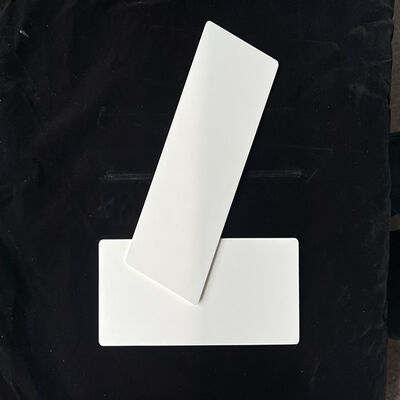 थर्मल कंडक्टिविटी 25 से 35 W प्रति mK एल्युमिनियम सिरेमिक सामग्री इलेक्ट्रिकल इन्सुलेशन और थर्मल प्रबंधन के लिए डिज़ाइन की गई