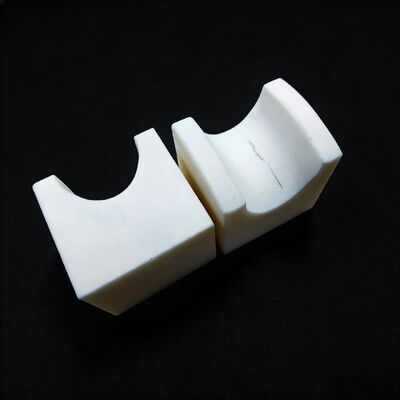 यंग्स मॉड्यूलस 200 से 400 जीपीए एल्युमिना सिरेमिक उच्च स्थायित्व वाले घटकों के लिए 18 से 20 केवीएमएम ढांकता हुआ ताकत प्रदान करता है